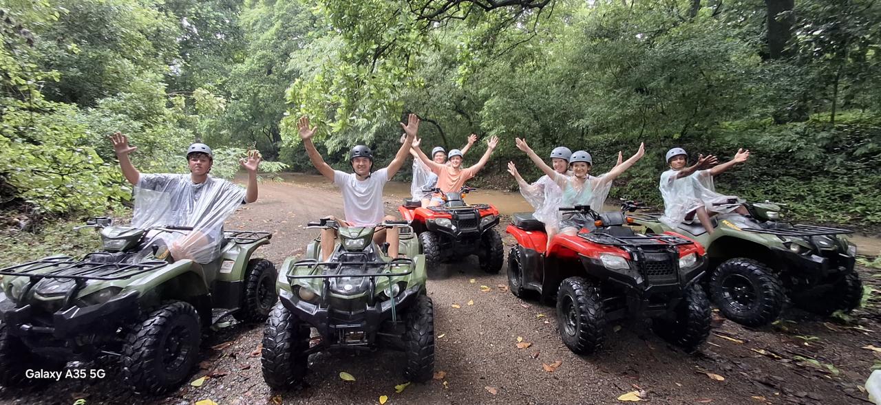 Grupo listo para recorrer los senderos de Guanacaste en Four Wheelers