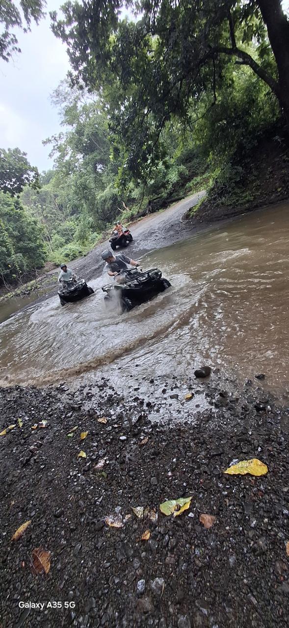 Four Wheelers cruzando un río en el bosque