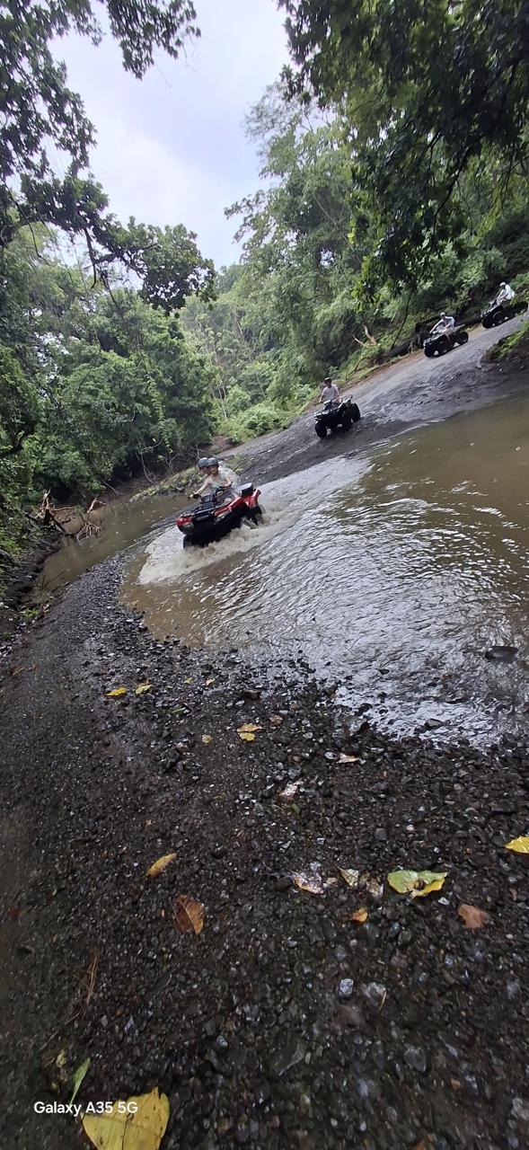 Grupo atravesando agua en sus Four Wheelers
