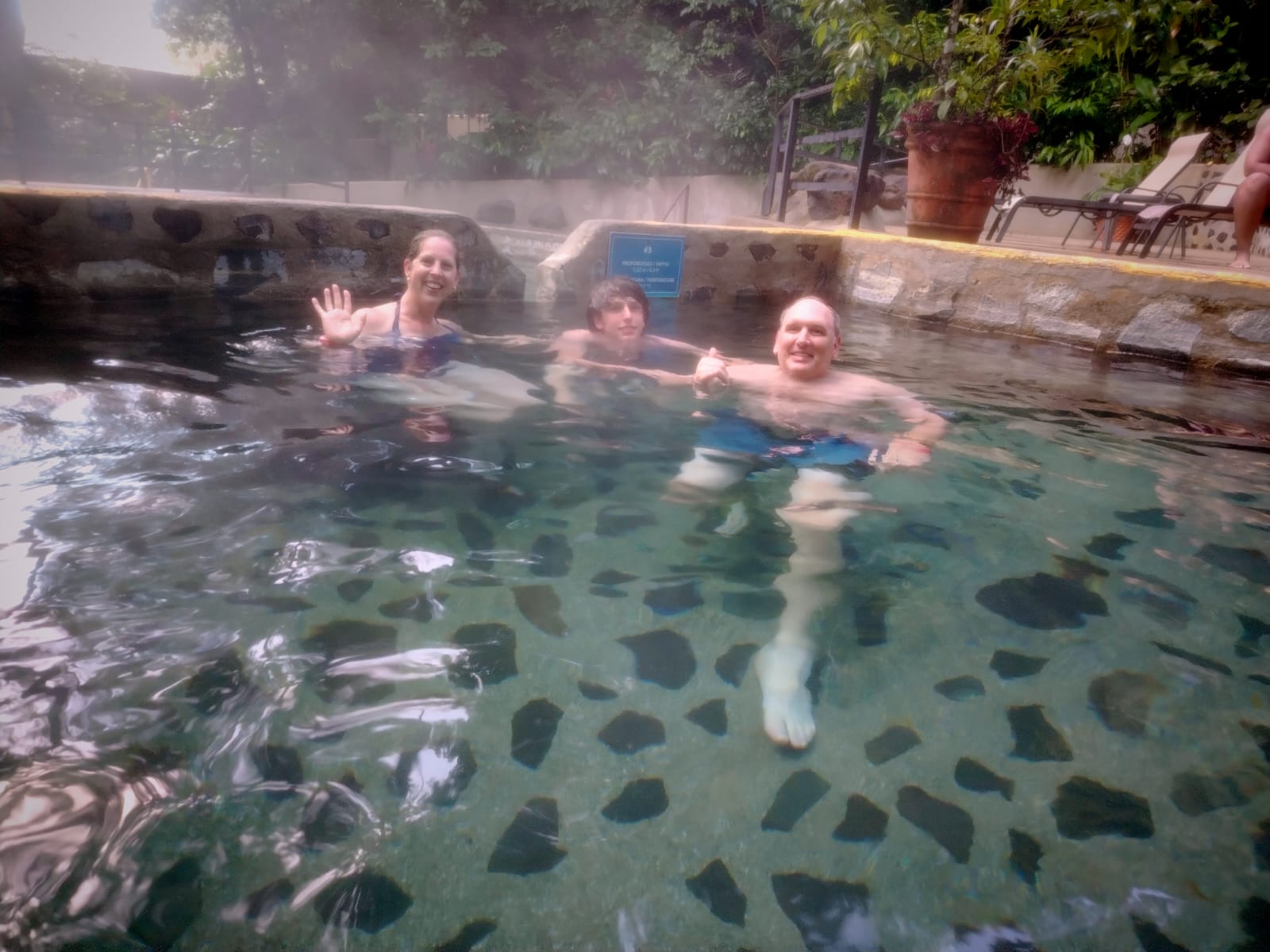 Visitantes relajándose en una piscina de aguas termales